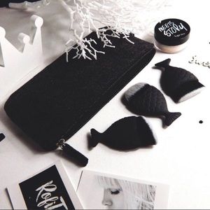 Bundle - 4pcs brushes and makeup bag